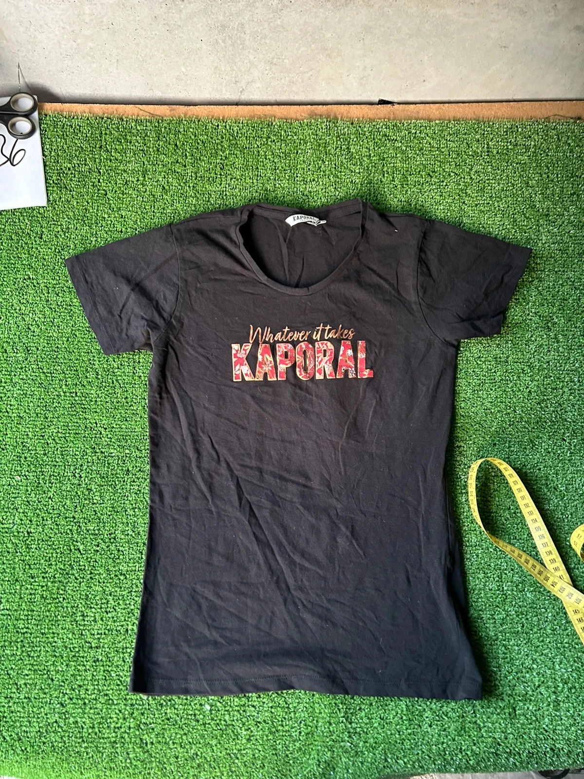 T-shirt noir à motifs kaporal